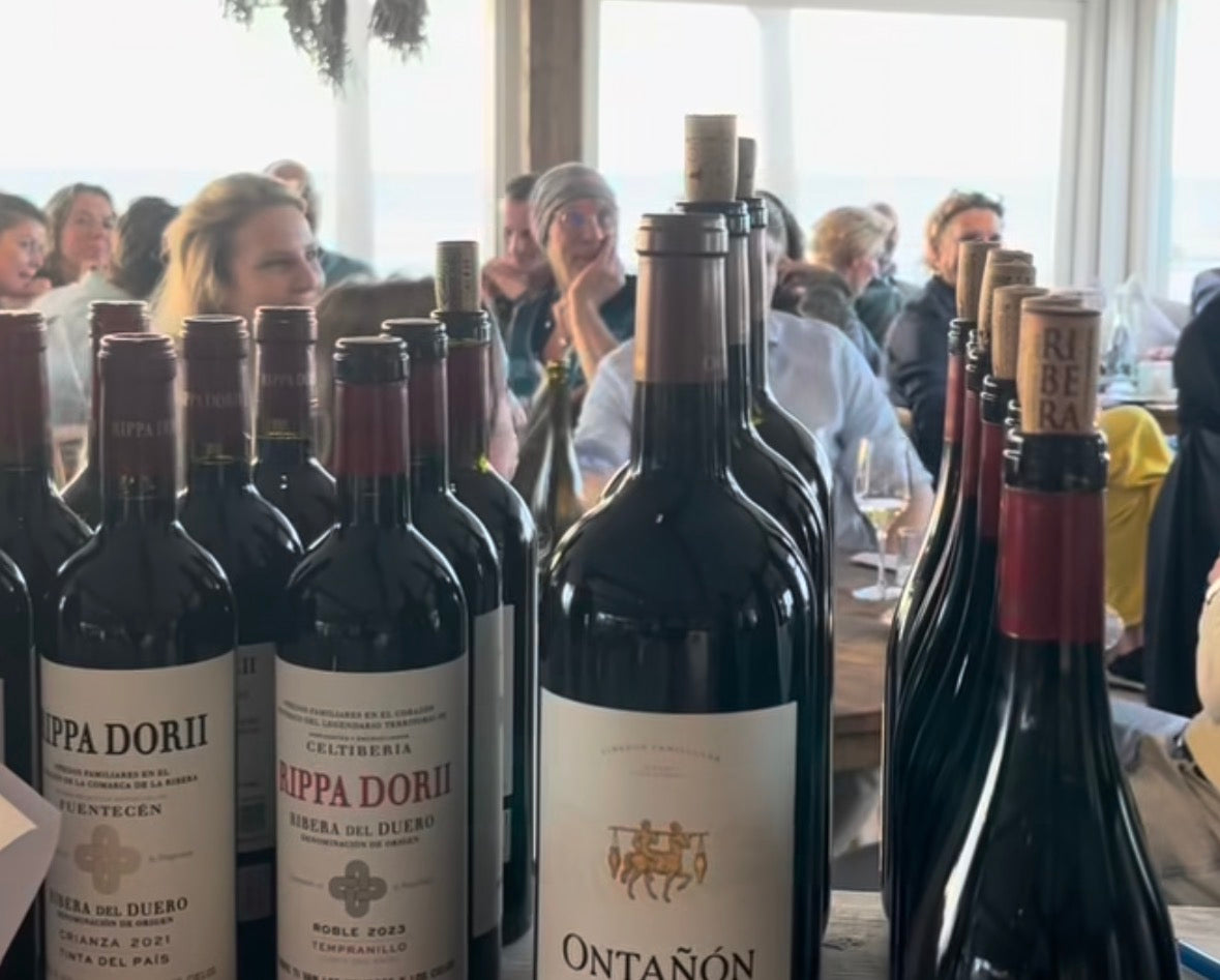 Wijnen op tafel bij Beach Barn, met zicht op zee